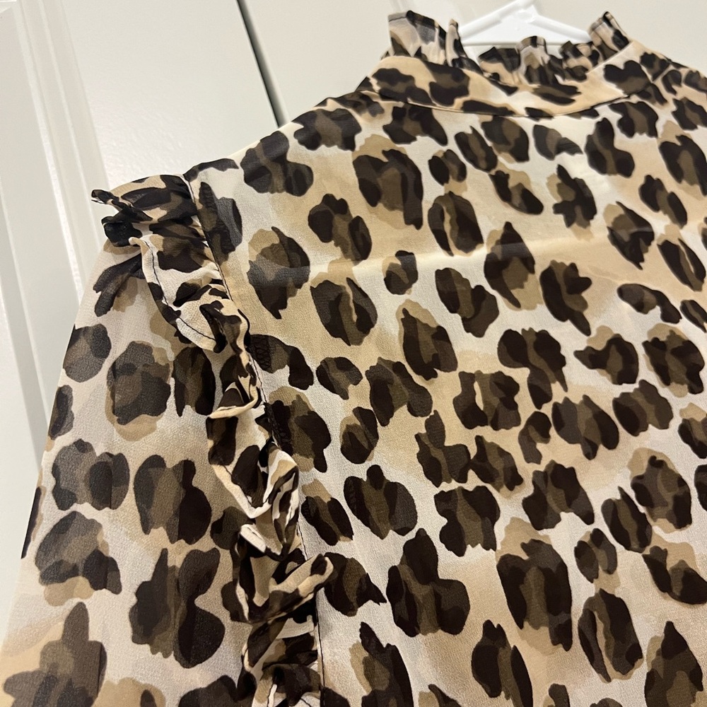 LEOPARD SHIRT Ruffle Shoulder - Picture 8 of 9